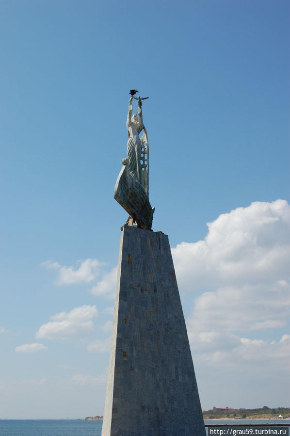 Памятник в бухте