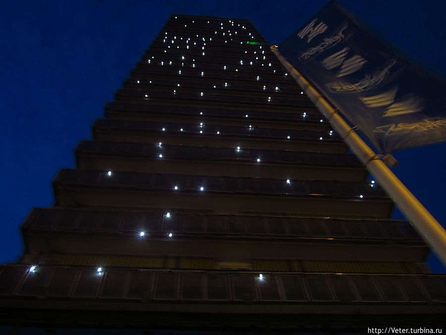 Как я уже упомянул, здания переливались всеми цветами.