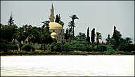 Мечеть расположена на берегу Соленого озера рядом с городом Ларнака