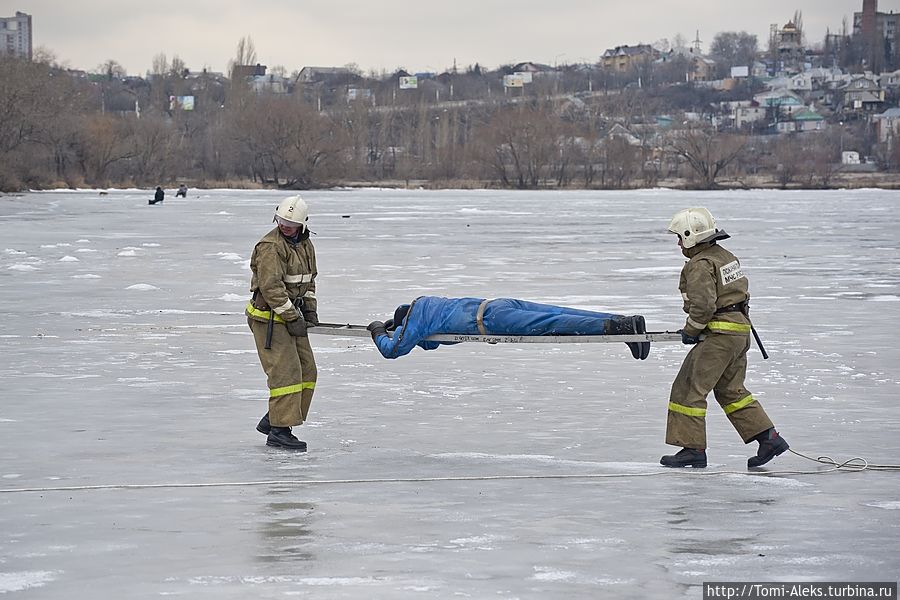 Беду по весеннему по льду. Беду по весеннему по льду. Безопасность на льду. Тонкий лед опасен. Весенний лед коварен.