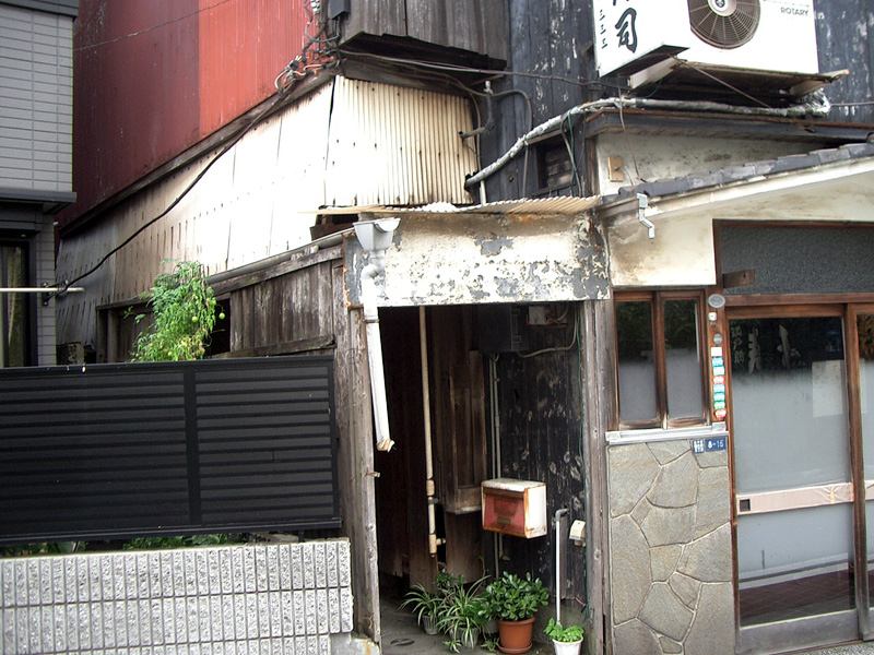 Дом-развалюшка Токио, Япония