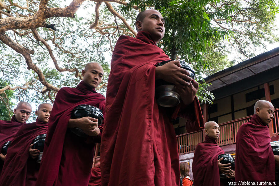 Кормление монахов в монастыре Махагандхайон Мандалай, Мьянма