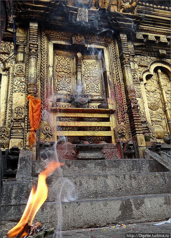 Позолоченные ворота в храм Чангу-Нароян, Непал