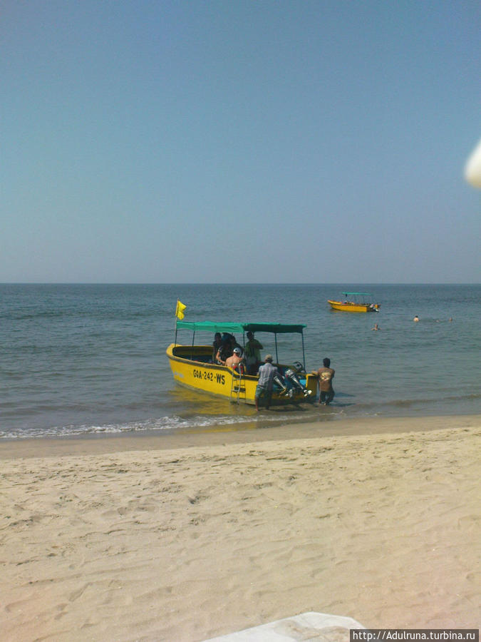 Экскурсионный катер отправляется в Океан... Арамболь, Индия