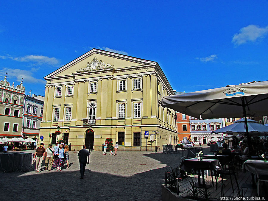 а вот и сияющее недавней реставрацией здание Старой Ратуши, бывший Трибунал Коронный — готическая постройка XV в., возведённая в центре Рыночной площади Люблин, Польша
