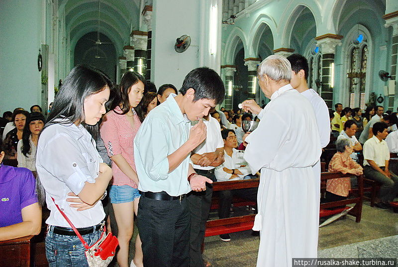 Месса в соборе Дюк Ба Хошимин, Вьетнам