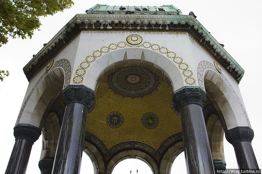 Он является подарком немецкого кайзера Вильгельма II, который посетил Стамбул в 1898 году. Фонтан сделали в Германии и в разобранном виде привезли и установили на площади Ипподром в 1900 году. Фонтан выполнен в неовизантийском стиле в виде восьмиугольника и украшен изнутри золотыми мозаиками. На внутренней стороне купола, поддерживаемого колоннами, можно увидеть монограмму султана Абдул-Хамида II и инициалы кайзера Вильгельма II. Стамбул, Турция