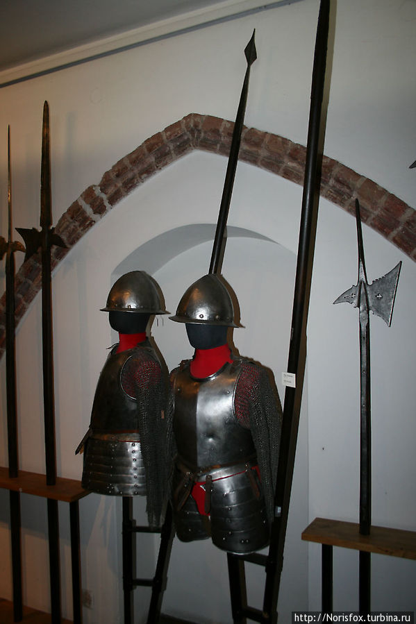На выставке собраны все виды европейского средневекового оружия и лат Мальборк, Польша