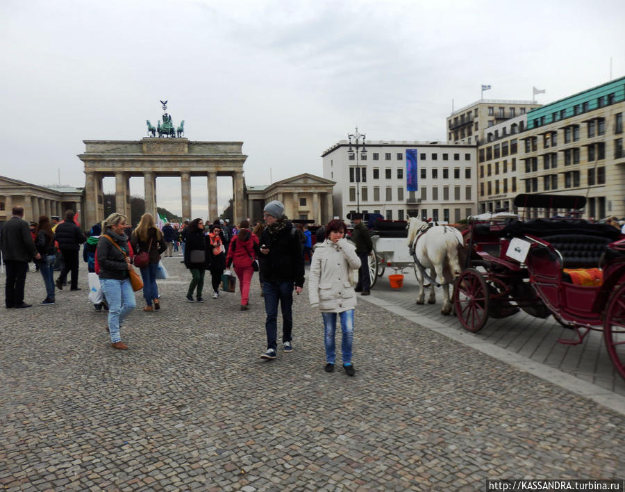 День святых у Бранденбургских ворот Берлин, Германия