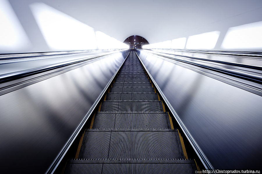 Эскалаторы двигаются неспешно, медленнее, чем в московском метро. Алматы, Казахстан