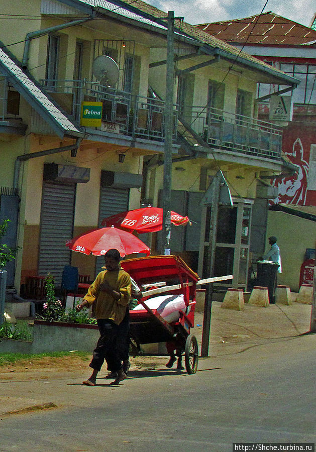 а появление на улице пус-пуса — точно город Амбатулампи, Мадагаскар