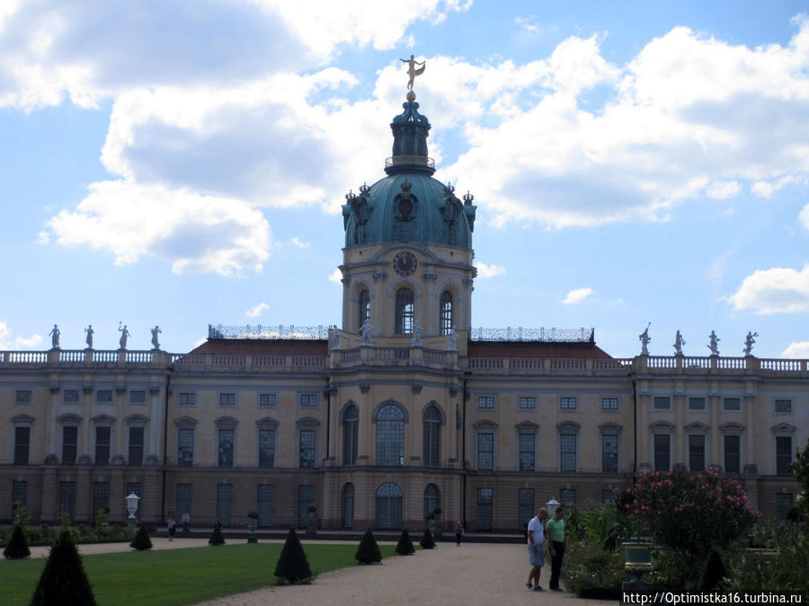 Вид на дворец со стороны парка Берлин, Германия