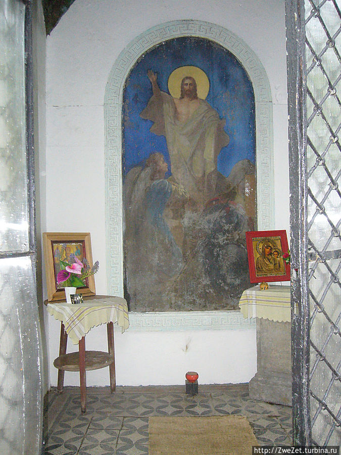 интерьер одного из многочисленных мавзолеев Казанского кладбища