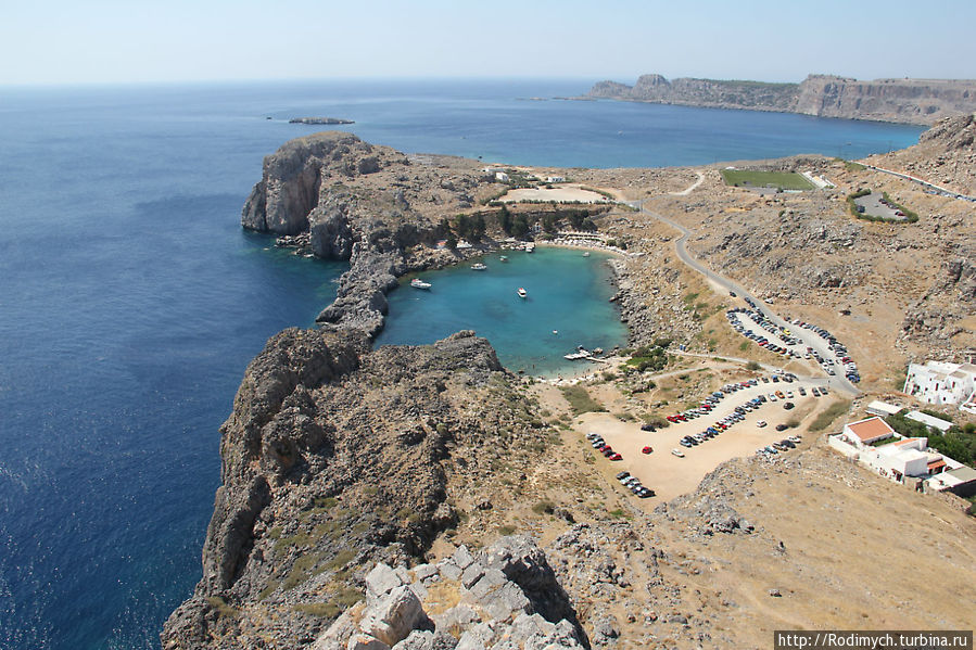 Вид на залив святого Павла с кучей мест для парковки в округе Линдос, остров Родос, Греция