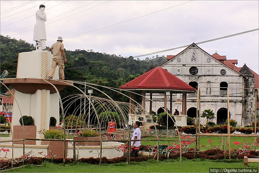 *На главной площади Лобока — памятник Хосе Ризалю (как же без него) и церковь святого Петра, строительство которой было завершено в 1768 году. При церкви существует детский хор, неоднократно принимавший участие в конкурсах и фестивалях, в том числе в Испании.
