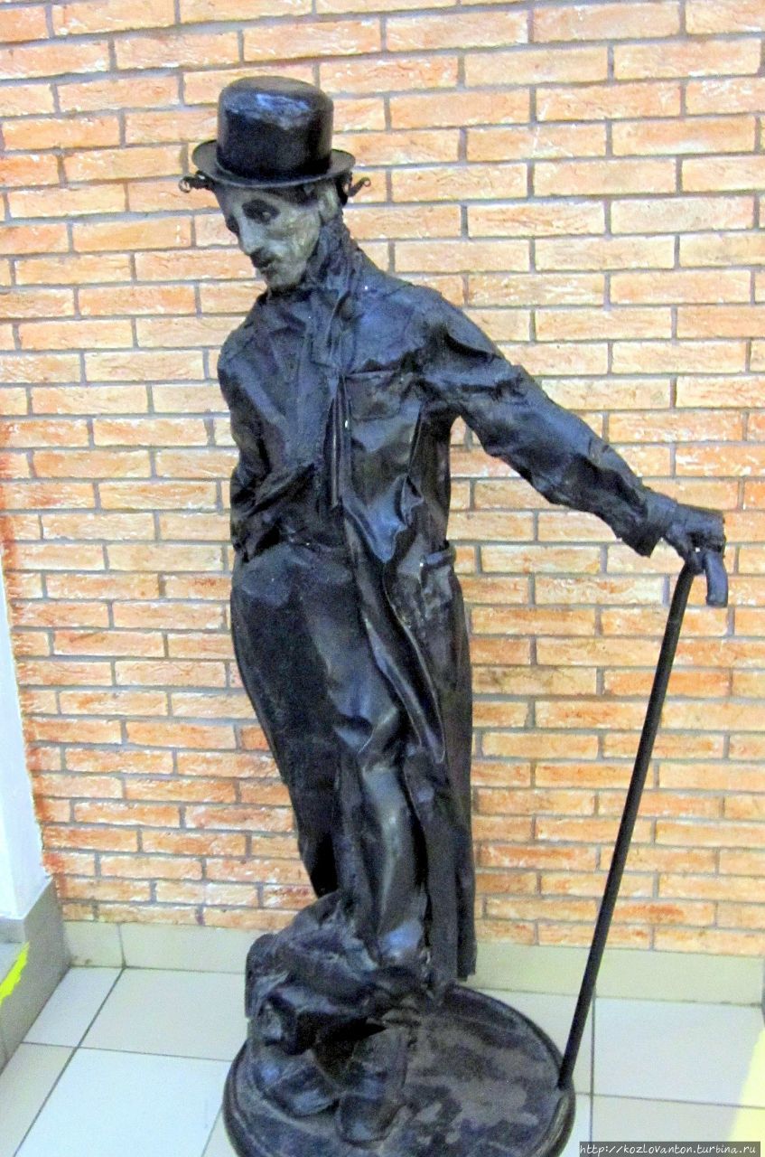 Скульптура Чарли Чаплина — единственная, которая установлена не на улице, а в закрытом помещении. Омск, Россия