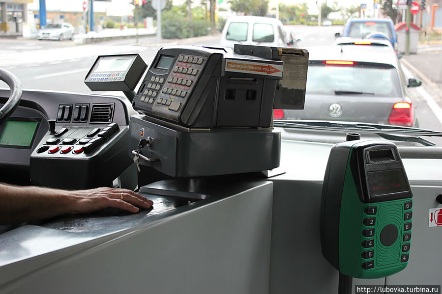 Карта вставляется в валидатор около водителя, при входе в переднюю дверь.