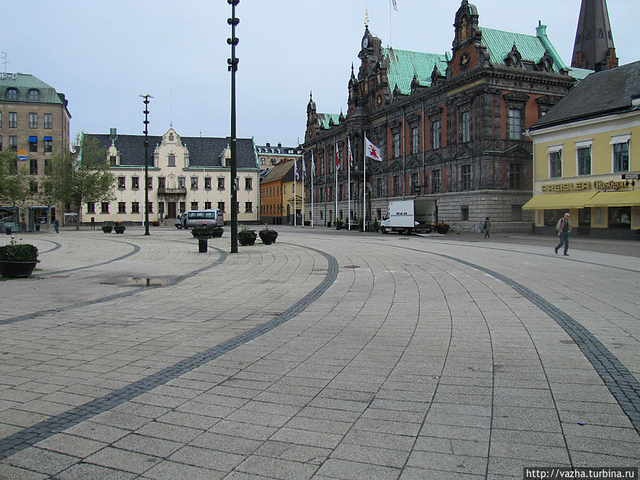 Рядом с кирпичным сабором Святого Петра, маленкое двухитажное здание резиденция окружной администрации