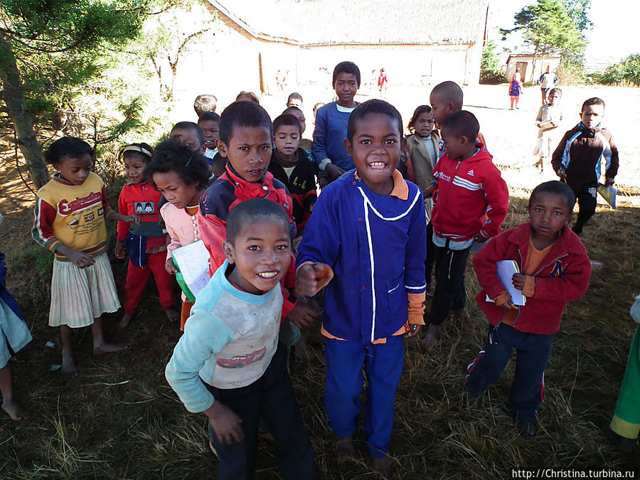 Обучение в школах Мадагаскара проходит на французском языке, поэтому практически все жители страны знают французский язык, хотя в повседневной жизни говорят между собой на местном языке малагаси, который имеет множество диалектов, в зависимости от региона и племени.