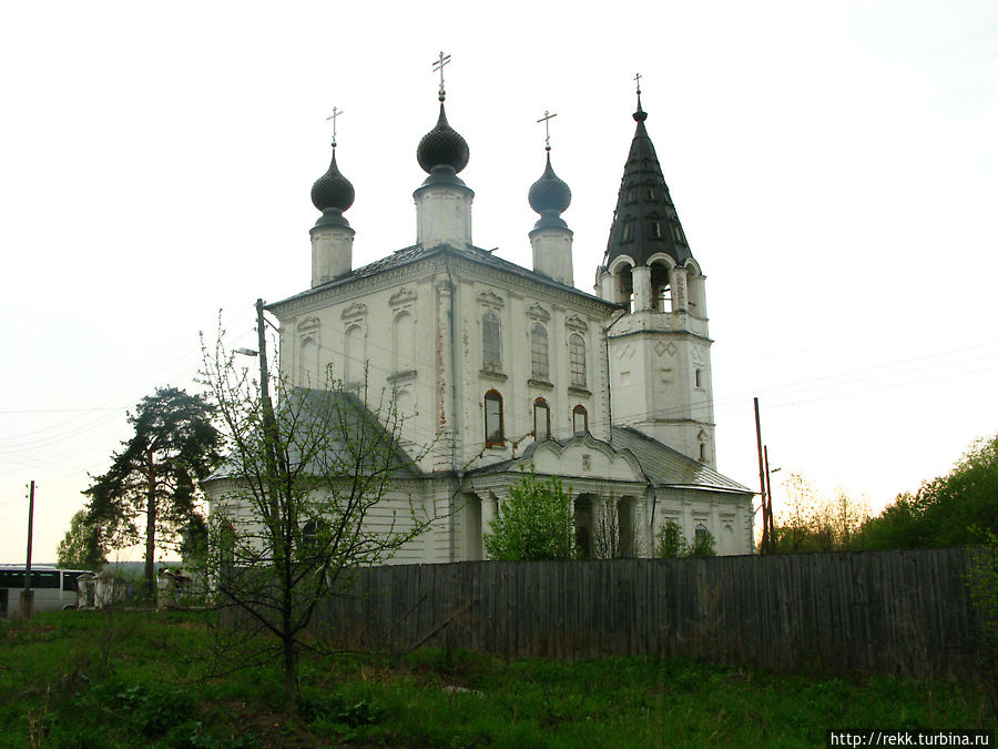 Березин, Добронравов, 1898, с. 384-386. 
Из книги «Свод памятников архитектуры и монументального искусства России. Ивановская область. Часть 2»,


КРАСНОЕ 
ЦЕРКОВЬ ЗНАМЕНИЯ. КОМПЛЕКС, нач. 19 в. 
Расположена у въезда в село, на склоне холма над шоссе Шуя-Палех, на месте существовавшего здесь с 17 в. погоста с деревянной церковью. Возведена из кирпича в 1804 г. на средства помещика П.Н. Бутурлина. Возможно, в 1-й четв. 19 в. были пристроены паперть и портики с севера и юга. Вероятно, тогда же сооружены ажурная металлическая ограда на кирпичных столбах и парадные южные ворота. В юго-западном углу ограды расположен дом священника. 
Живописная группа построек с подчеркнуто парадным южным фасадом образует комплекс, который является главным композиционным акцентом в панораме села и органично вписывается в окружающий пейзаж. Церковь Знамения — один из ярких образцов, характерных для центральной части области пятиглавых храмов, соединяющих принципы барочной архитектуры с традициями, восходящими к 17 в. Трехсветный четверик с низкой полукруглой апсидой увенчан врезанным в четырехскатную кровлю пятиглавием на стройных барабанах. Широкой низкой трапезной он соединяется с трехъярусной шатровой колокольней и примыкающей с запада папертью, трактованной как сень. В рустованные углы четверика на уровне второго и третьего ярусов врезаны колонны. На северном и южном фасадах пилястры членят плоскость стен на три прясла с крупными арочными окнами в каждом, объединяя таким образом проемы по вертикали. Окна заключены в барочные наличники с ушами, дополненные в третьем ярусе лепестковыми завершениями, которые напоминают стилизованные кокошники. Эти же формы, но более укрупненные, были затем использованы в фигурных фронтонах мощных боковых портиков со спаренными колоннами. Восточный и западный фасады четверика имеют пилястры только по углам, а окна лишь в третьем ярусе. Рустованные углы трапезной и стены апсиды, а также равномерное членение пилястрами стен трапезной, прорезанных арочными окнами, перекликаются с декором основного объема. Гладь стены восьмигранного столпа колокольни разделена межъярусными поясками и прорезана узкими окнами в основных гранях. Углы подчеркнуты огибающими лопатками. Ширинки, обрамления окон с фронтончиками, колонками и подоконными полочками, выложенный в кладке ромбовидный орнамент и карниз с сухариками дополняют пластическое убранство колокольни. Над сквозным арочным ярусом звона поднимается высокий граненый шатер с тремя рядами слухов, завершенный вазообразной главкой. 
Внутри четверик перекрыт сомкнутым сводом со световым кольцом центрального барабана. В трапезной свод коробовый с лотками в торцах и распалубками над окнами. 
Клеевые росписи нач. 19 в. поновлялись маслом в кон. 19 и в сер. 20 в. с искажением колорита и рисунка — особенно в нижней части четверика. Незаурядный пример живописи в стиле барокко палехского круга; стилистика росписи восходит к памятникам 18 в., но уже с определенным влиянием классицизма. В настоящее время колорит потемневший, выделяются красный и синие тона. Гризайльная живопись охристая, зеленовато-белая, серая. 
Большая роль в живописном ансамбле отведена гризайльному декору. Взаимодействие реальных и написанных архитектурных форм образует сложную структуру стен, изменяя и обогащая пространство интерьера. Между окнами нижнего и среднего светов изображен сложно раскрепованный антаблемент с нарядным фризом, украшенным лирообразным орнаментом. Антаблемент 