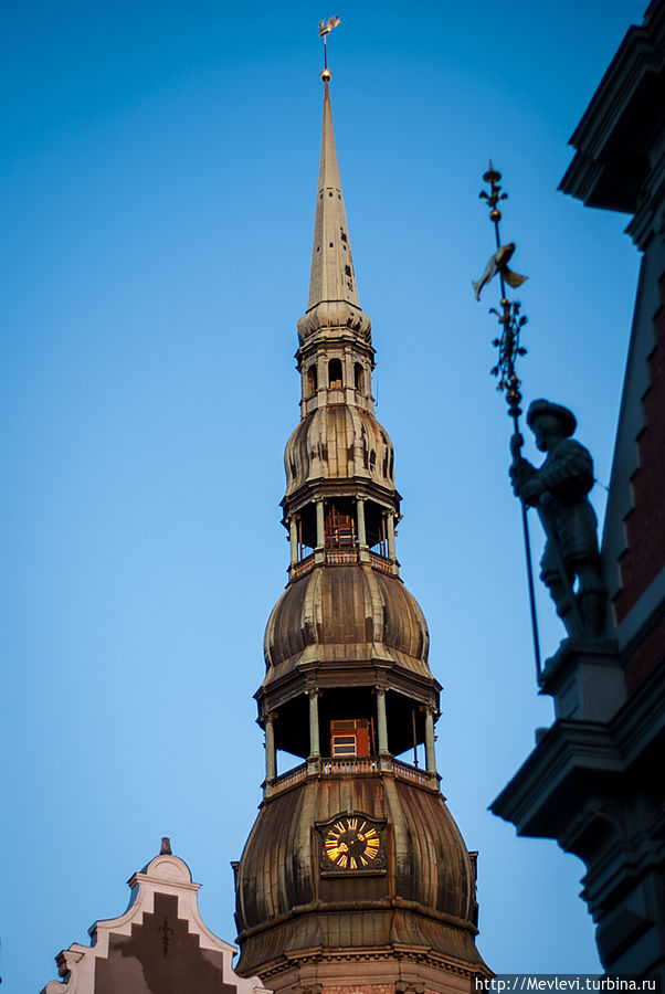 На башне Церкви Св.Петра Рига, Латвия