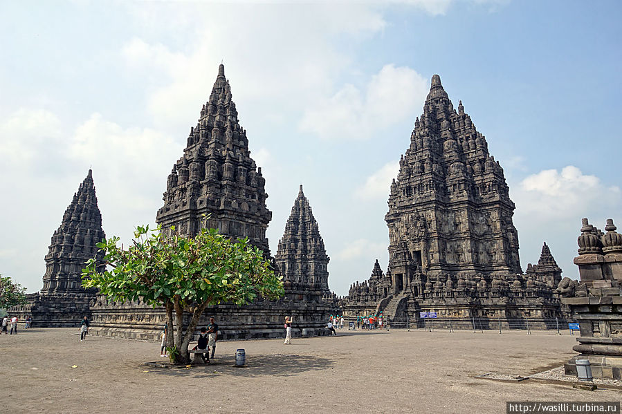 Вид на храмовый комплекс Прамбанан. Справа храм Шивы — самый большой. Ява, Индонезия