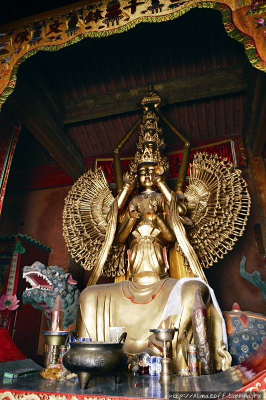 Медная статуя Манджушри с тысячей чаш для подаяний (千 钵 文殊 菩萨 铜像) в храме Сяньтун