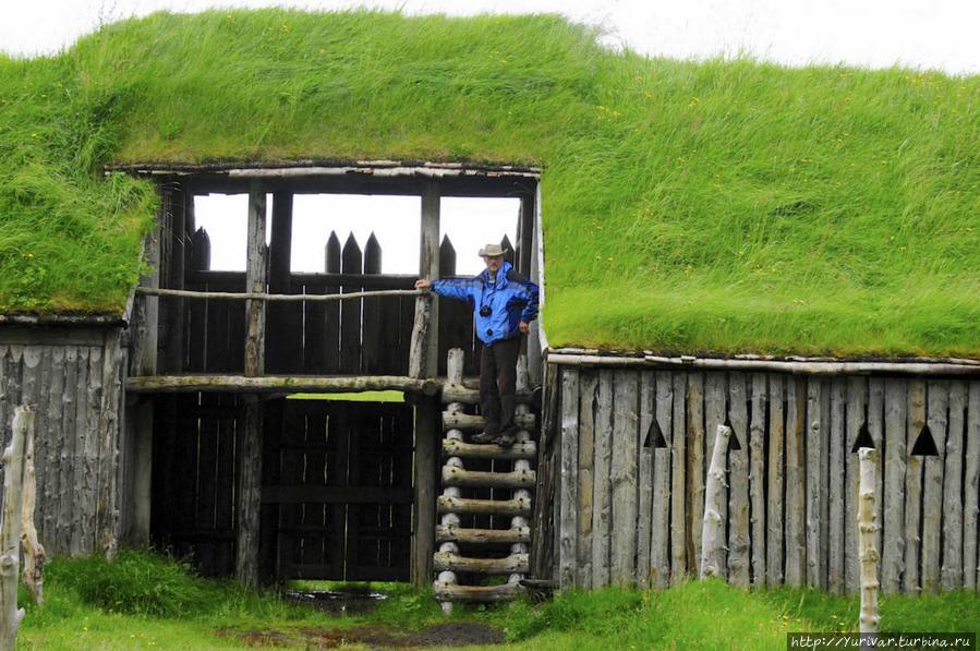 Крепостная стена с бойницами — серьезное препятствие для врагов Хёфн, Исландия