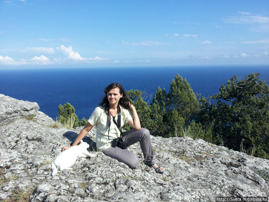 А это я с кошечкой, которая живет на скале Крестовой, что около Солнечной тропы Республика Крым, Россия
