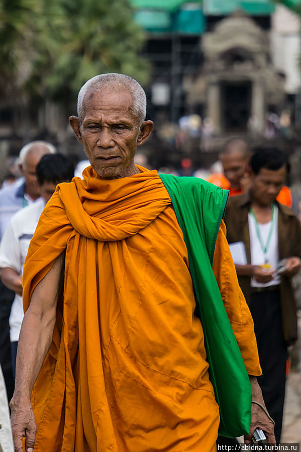 Старый монах в храме Камбоджа