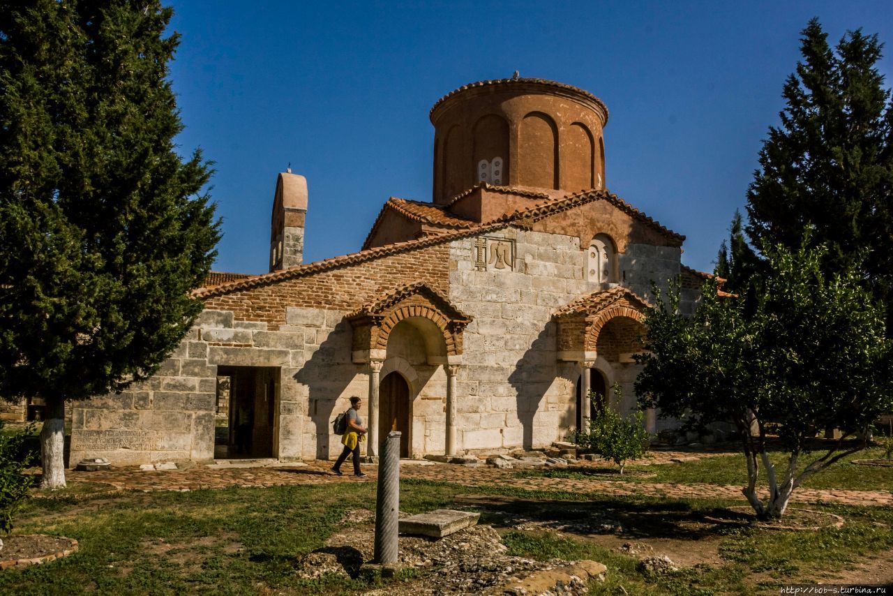 Южная Албания, собственно, южнее Тираны и Дурреса, более православные места. Мечетей тут гораздо меньше чем на севере. Древняя Апполония и Берат сохранили древние храмы, восстанавливаются, но всё не так быстро делается. Албания