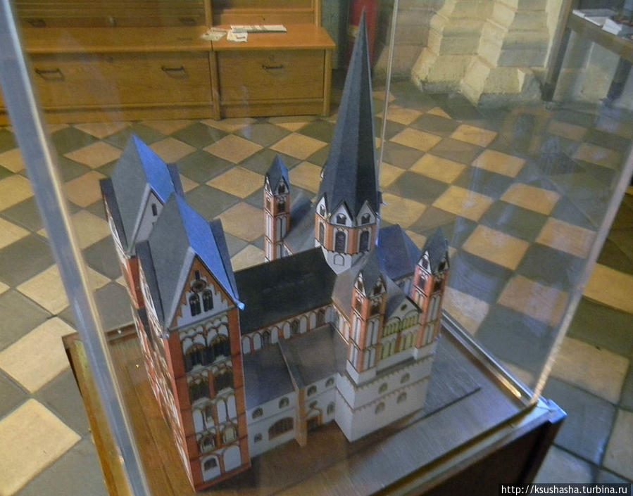 Внутри Собора Св.Георгия можно посмотреть на его уменьшенную копию Лимбург-на-Лане, Германия