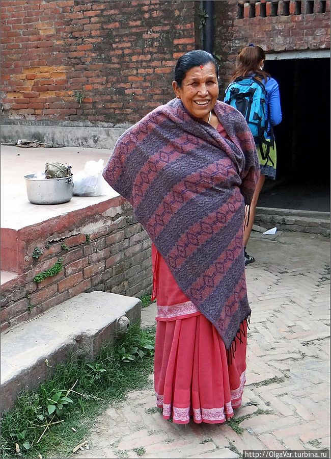 Плутая и заглядывая в подворотни, мы, наконец, оказались в небольшом дворике, выходом из которого был черный зияющий проем.И мы нырнули в него…. Бхактапур, Непал