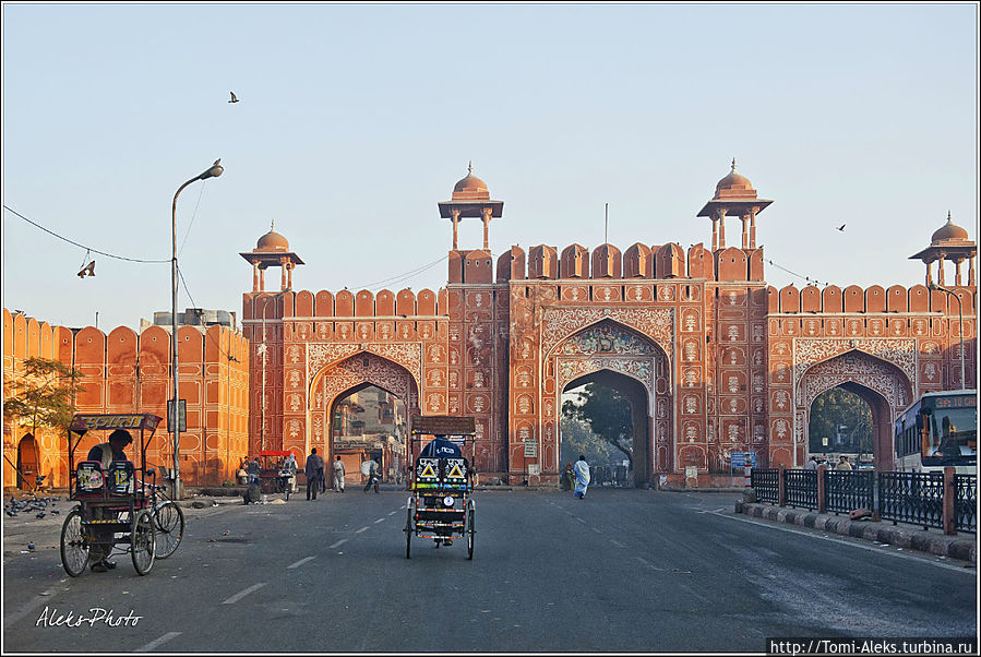 Одни из многочисленных ворот города. Думаю, уже по ним понятно,почему Джайпур прозван Розовым городом...
* Джайпур, Индия