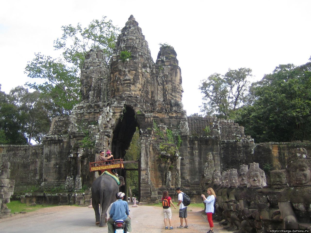 Мост к Южным воротам в Ангкор Том Ангкор (столица государства кхмеров), Камбоджа