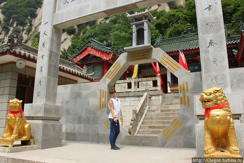 Монастыри и храмы в окружении живописных гор Хуашань, Китай
