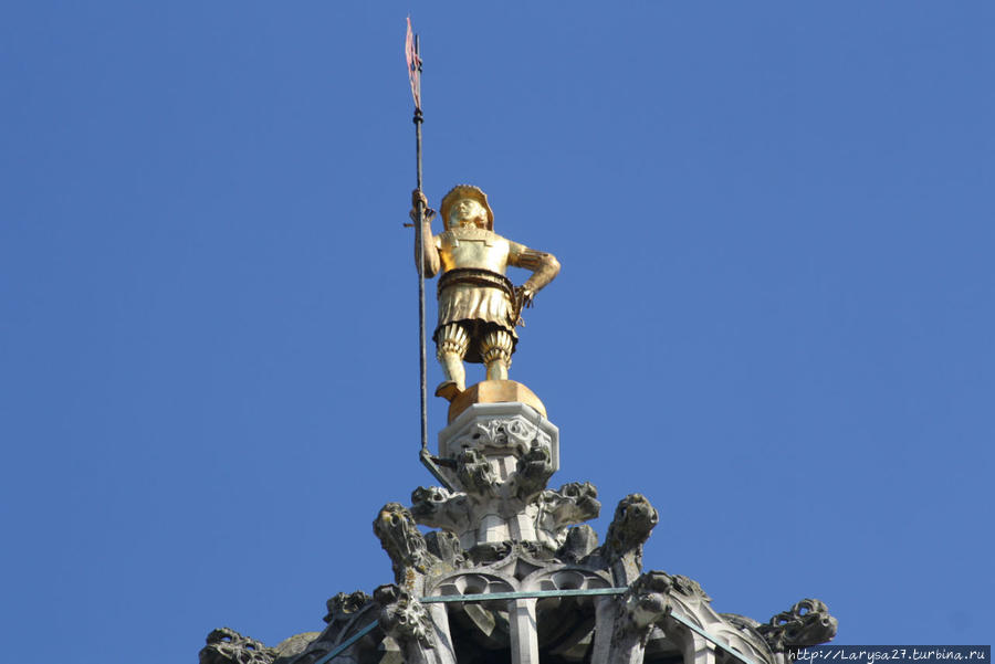 Позолоченная скульптура воина Хендрика на вершине башни Ауденардской Ратуши Ауденарде, Бельгия