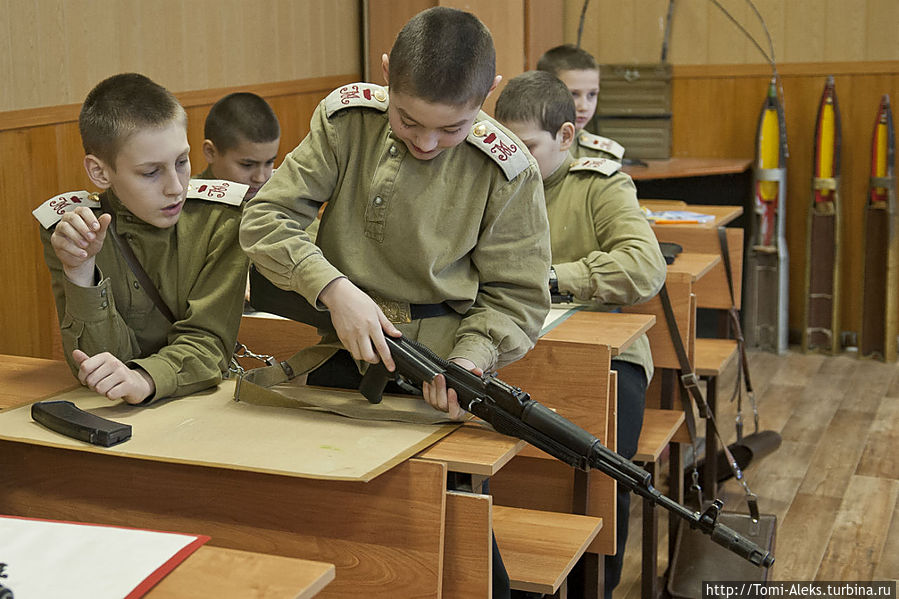 Хотя я помню, как моя двоюродная сестра сильно ругала меня, когда я подарил ее сыну игрушечный автомат. Она ничего не хотела даже слышать про оружие...
*