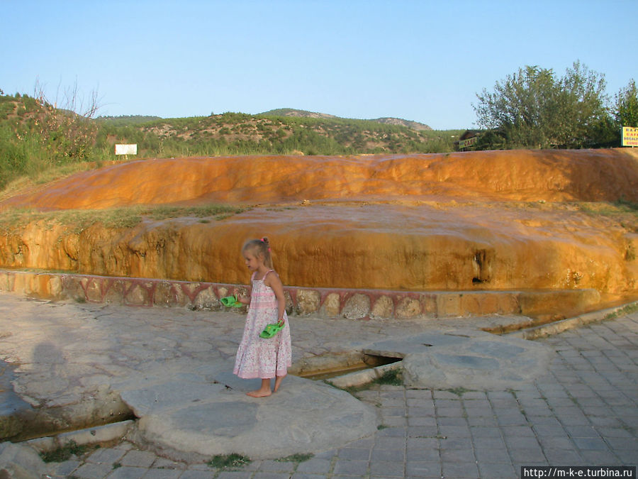 Красные травертиновые террасы Карахаита Памуккале (Иерополь античный город), Турция