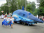Чудо-юдо-рыба-кит возглавляет колонну Спецавтохозяйства.