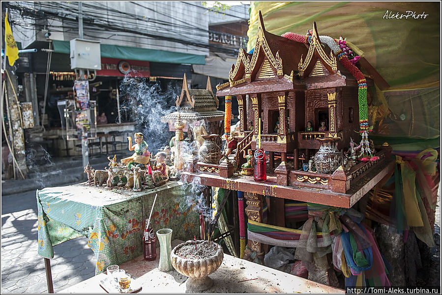 Зажигать различные свечи — тоже любимое занятие...
*