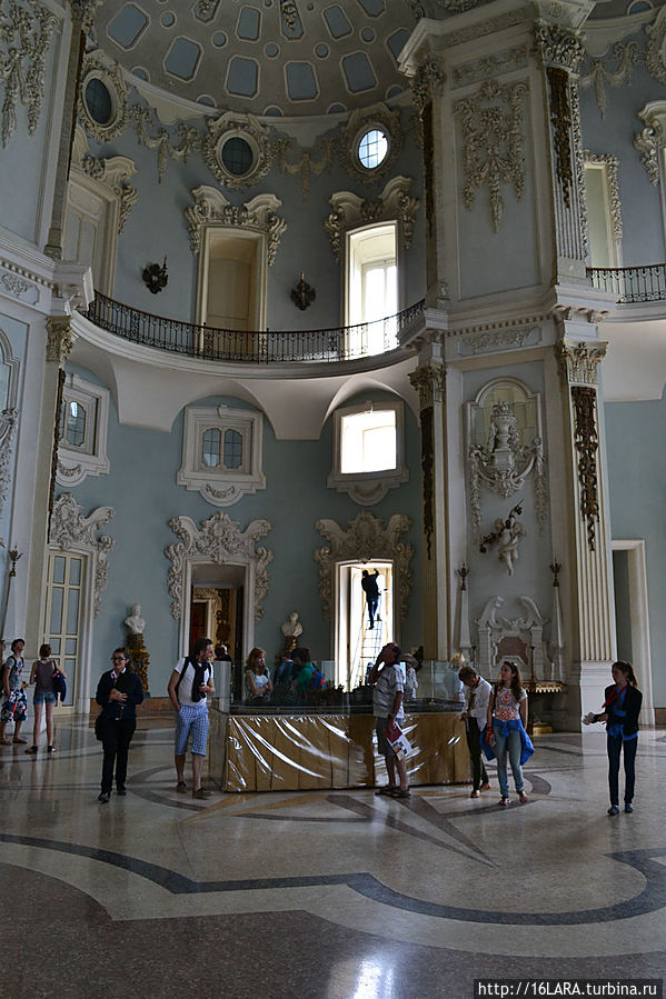 Круглый зал с куполом.