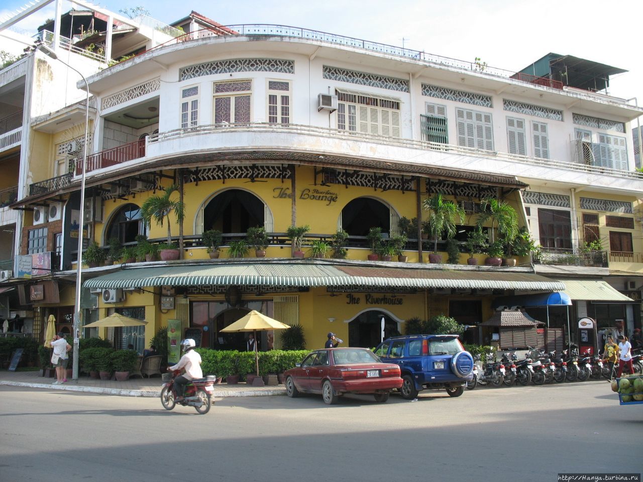 Колоритные старые дома  во французском стиле вдоль набережной Пномпень, Камбоджа