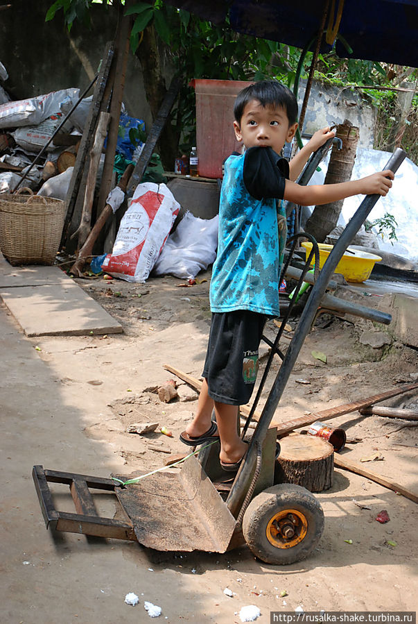 Детвора предоставлена сама себе Лонгсюен, Вьетнам