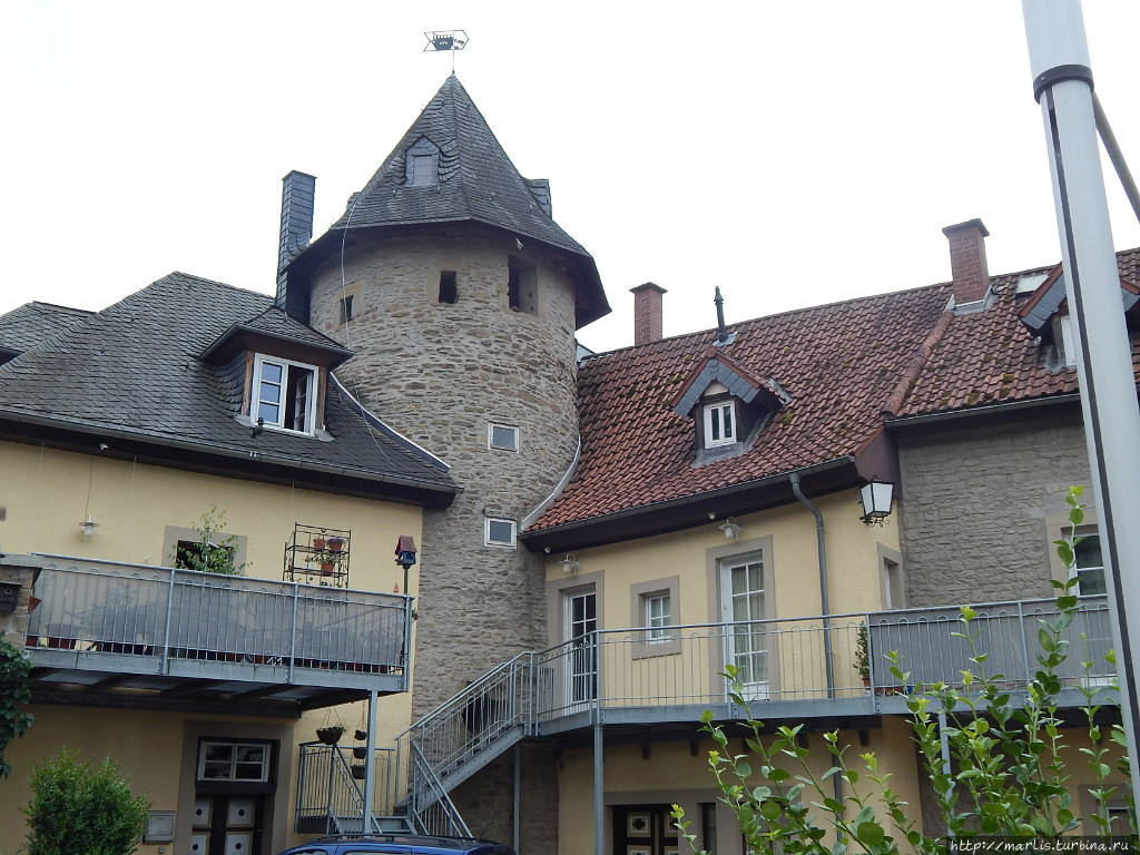 Дома пристроеные к крепостной стене. Башня 13го века Майзенхайм, Германия