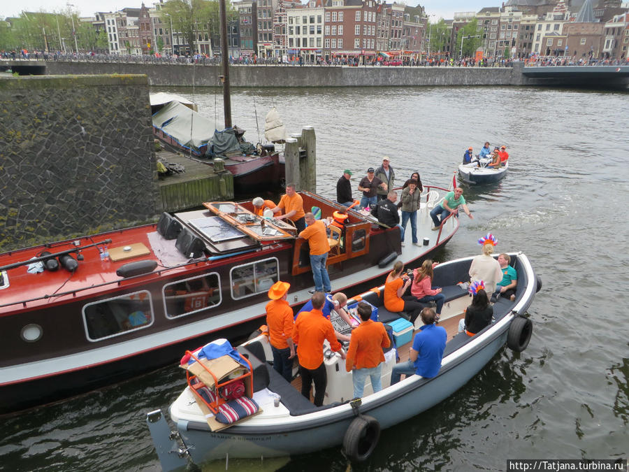 По каналам в день Короля  в Амстердаме Амстердам, Нидерланды