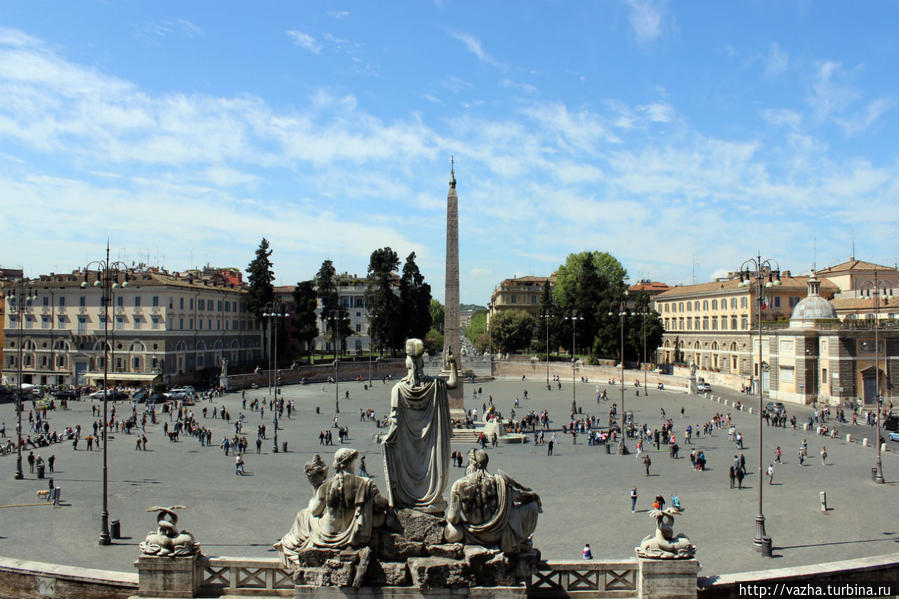 Вид с парка Пьяцца дель Пополо на площадь. Рим, Италия