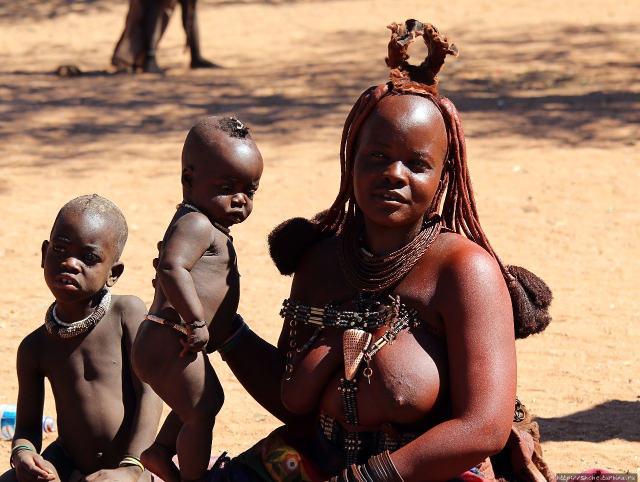 Красавицы племени химба Отжикандеро, Намибия