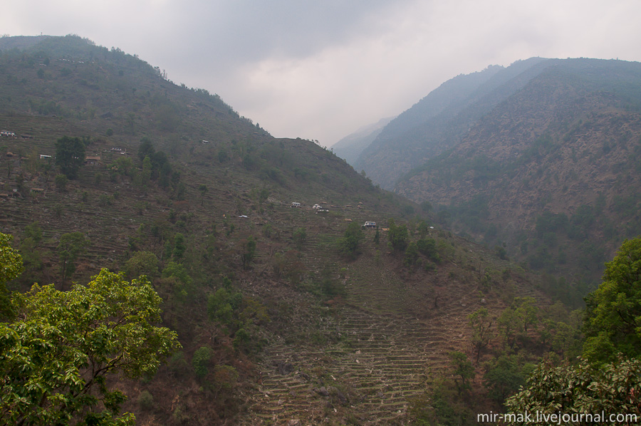 Если хорошо рассмотреть горы вокруг, то на их склонах, то и дело, приютились отдельные домишки местных жителей. Непал