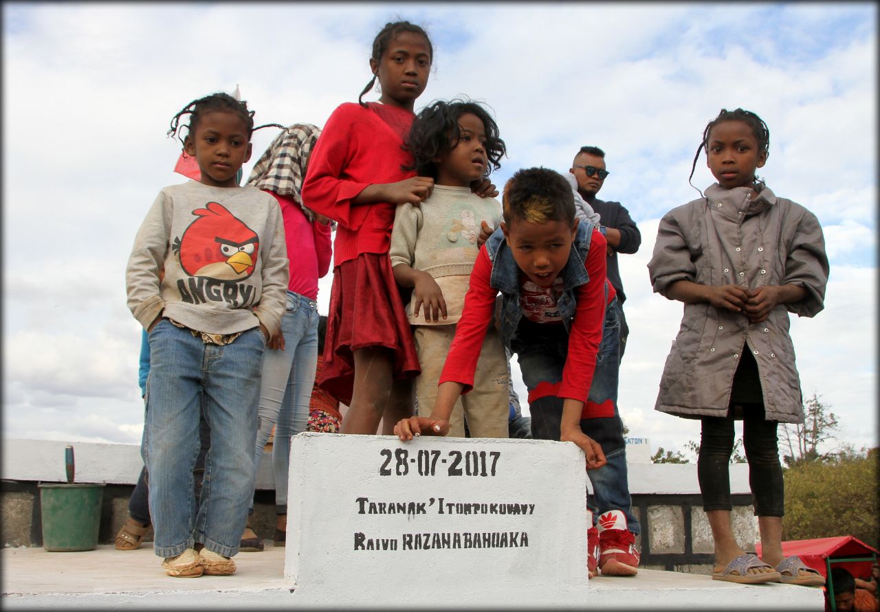 Фамадихана — праздник переворачивающий сознание Винанинкарена, Мадагаскар